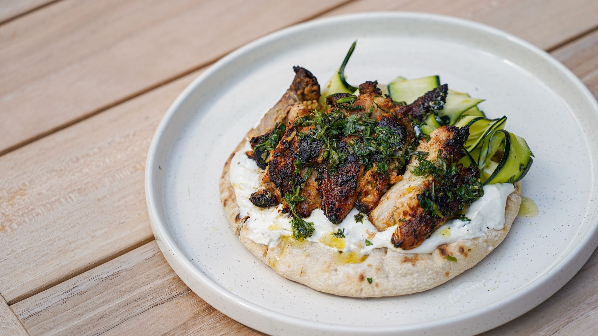 Saftige kyllingespyd med yoghurt-marinade & urteolie