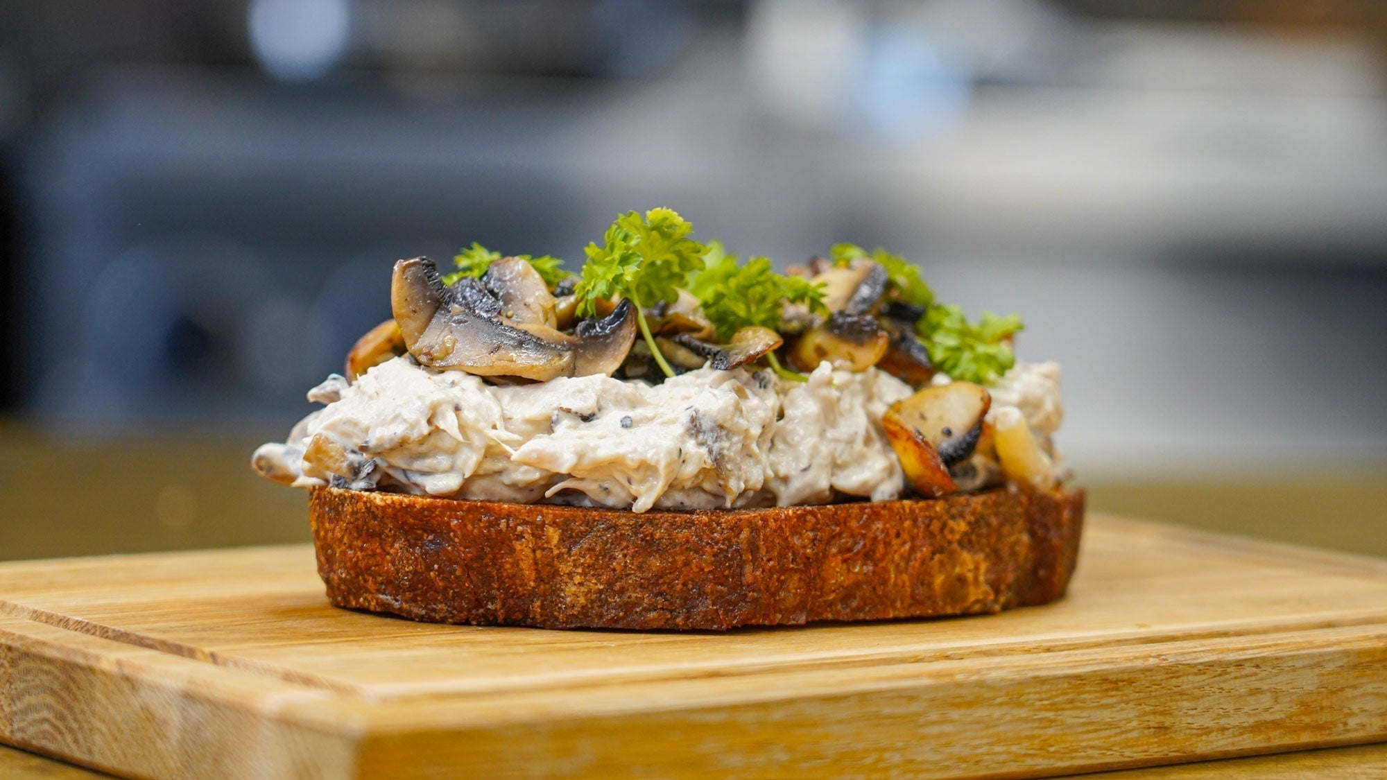 Luksus hønsesalat med svampe, bacon & hvide asparges