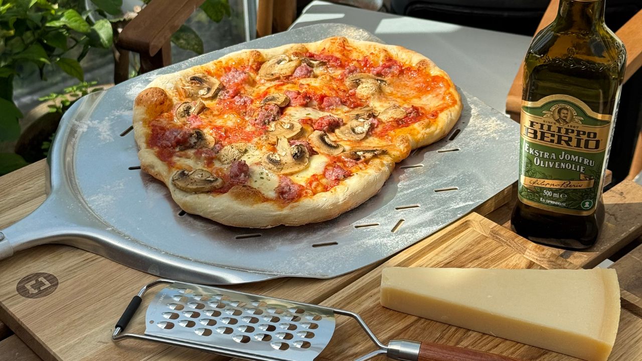 Pizza med salsiccia, svampe og frisk rosmarin