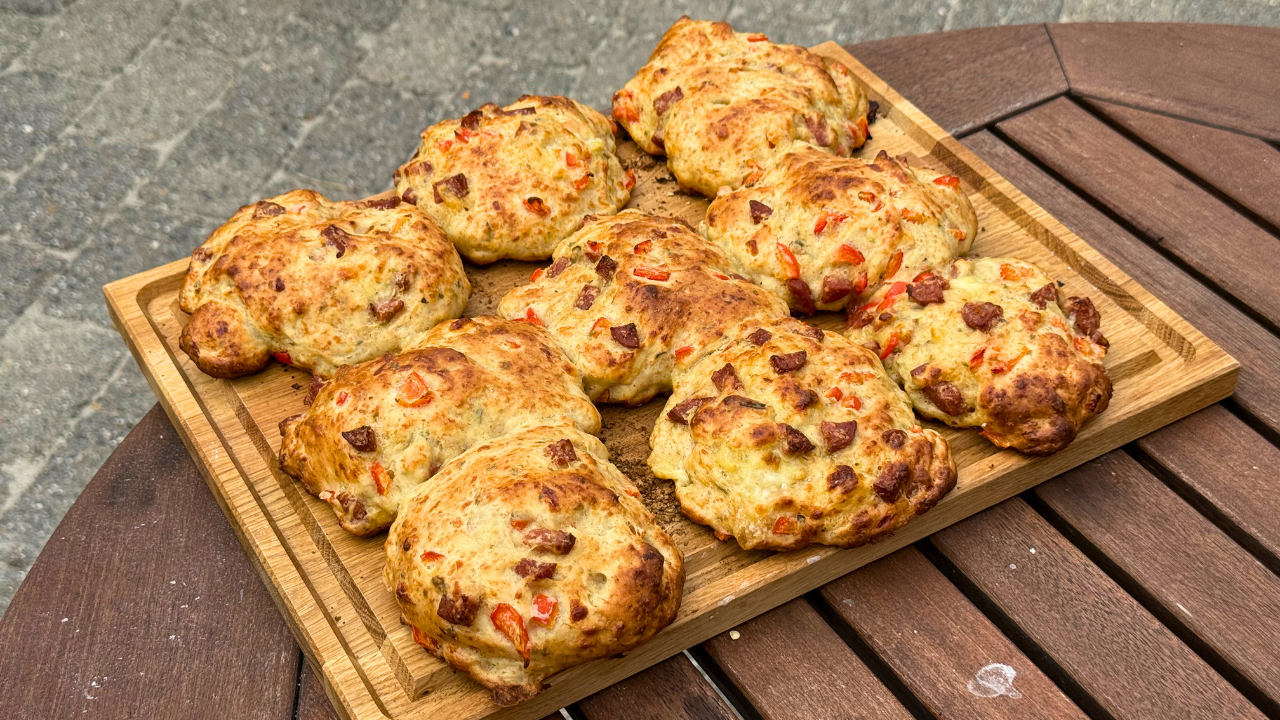 Pizzabrud med chorizo, rød peber og mozzarella