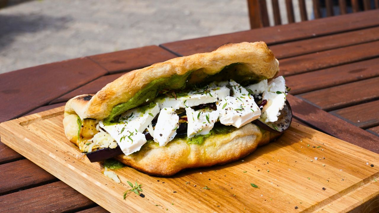 Pizzasandwich med grillet grønt, karamelliseret løg og pesto