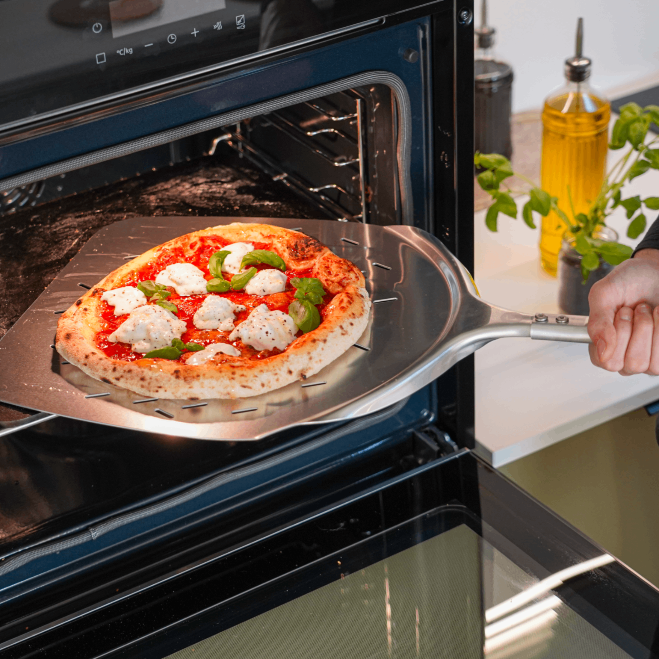 Hvilken temperatur skal pizza bages ved?