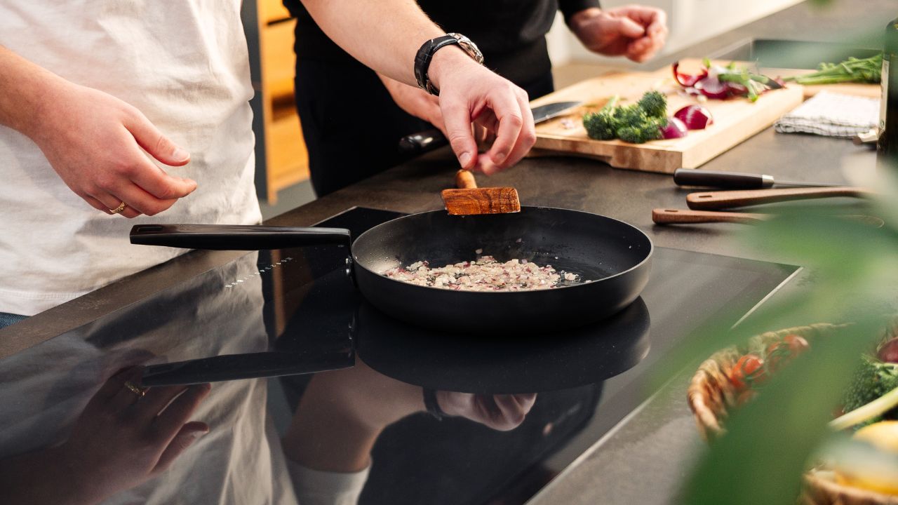 Rengøring og vedligeholdelse af carbonstålpande med varmt vand og olie – guide fra Qookware