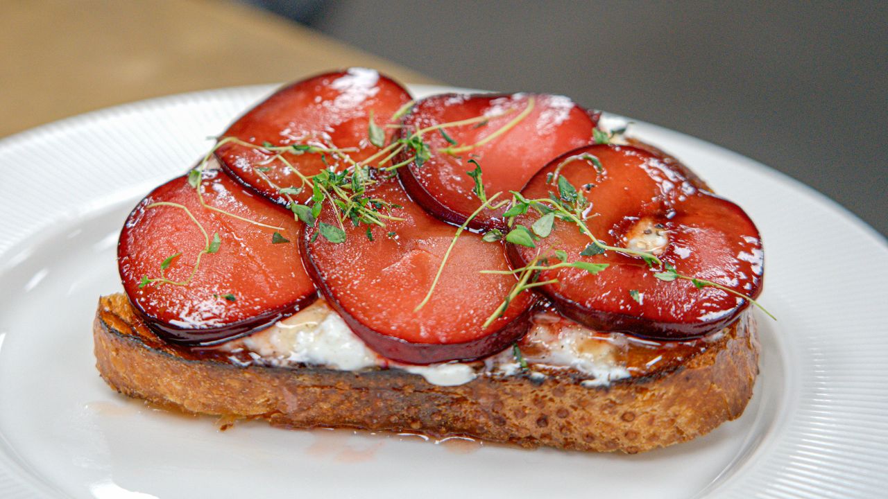 Ristet surdejsbrød med blommeabrikoser og burrata