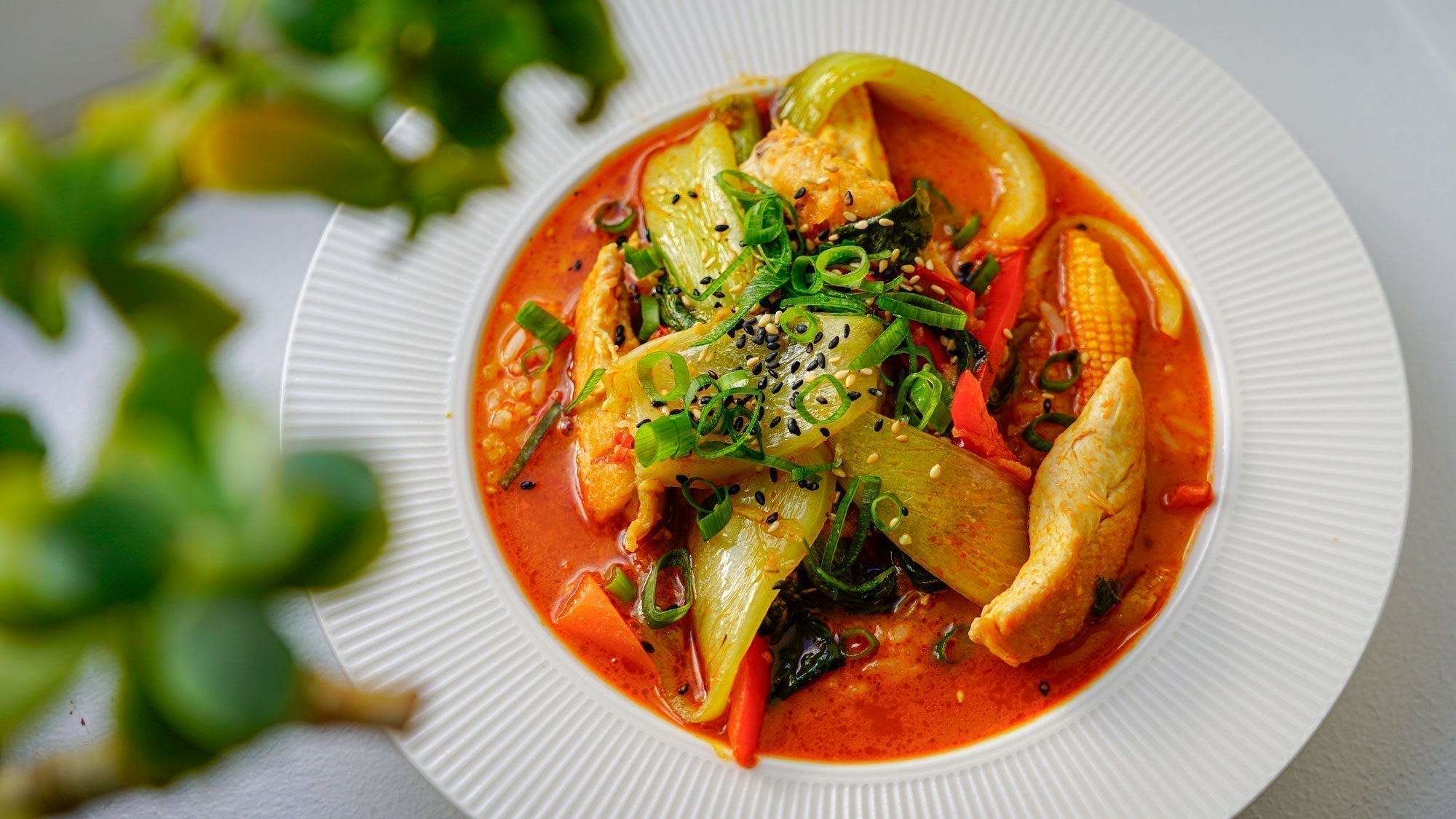 Rød karry med kylling og sprøde grøntsager i wok