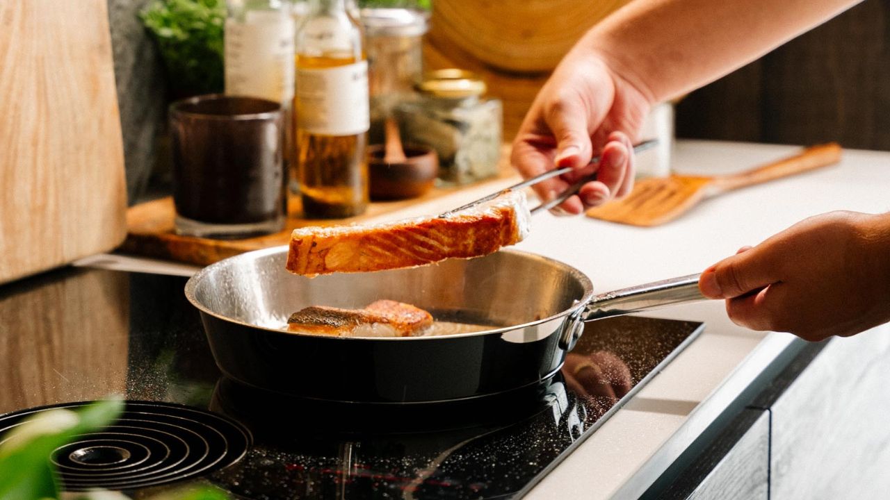 Sådan laver du mad med stegepander i rustfrit stål