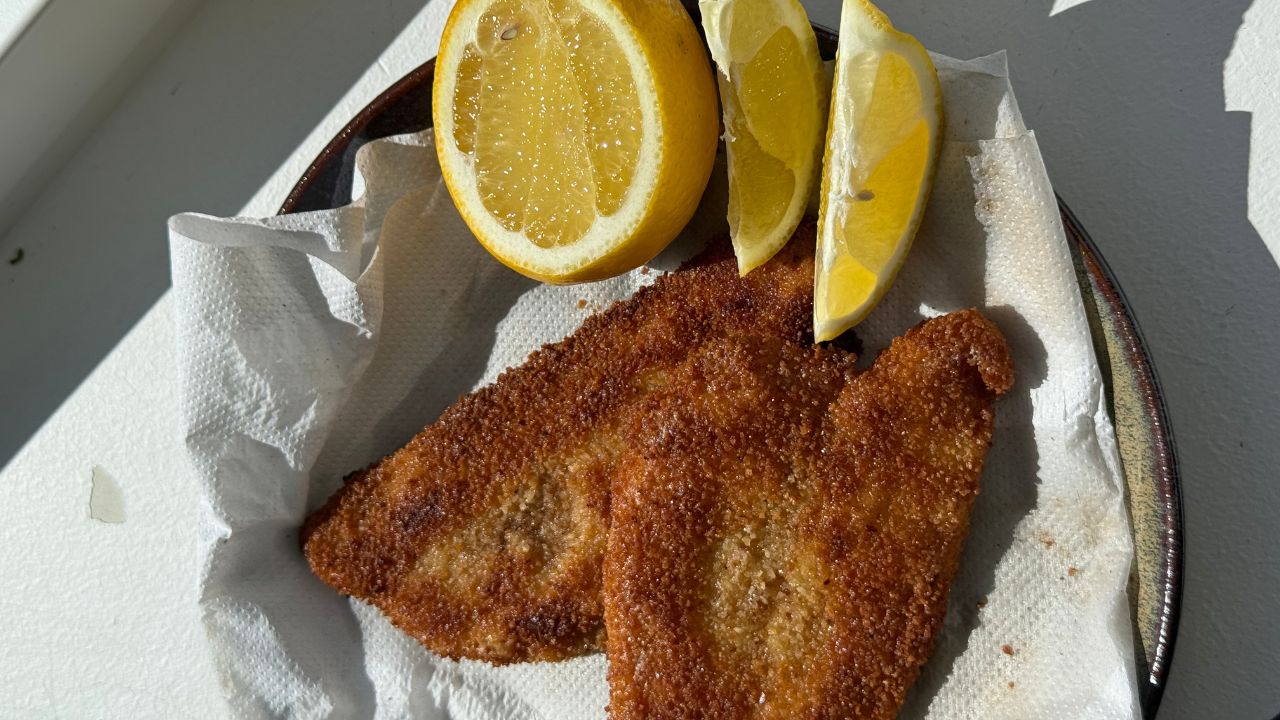 Sådan steger du den perfekte paneret fiskefilet