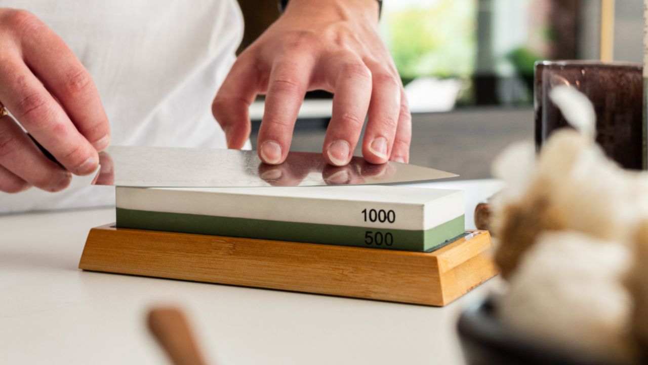 Slibning af kokkekniv med slibesten i 15 graders vinkel – trin for trin guide fra Qookware