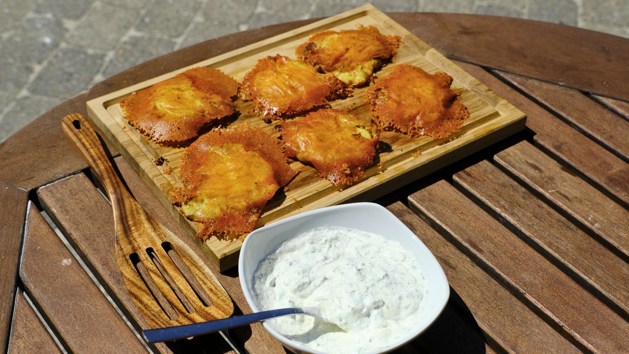 Smash-kartofler med ost på grill - Serveres med lækker Ranch-dip