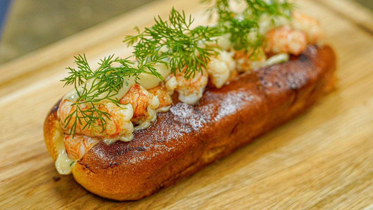 Lobster roll med jomfruhummerhaler
