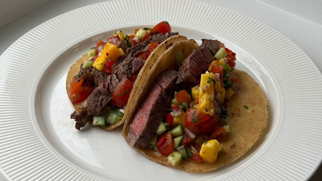 Steak Tacos med avocadocreme og frisk mango-salsa – nem og lækker opskrift