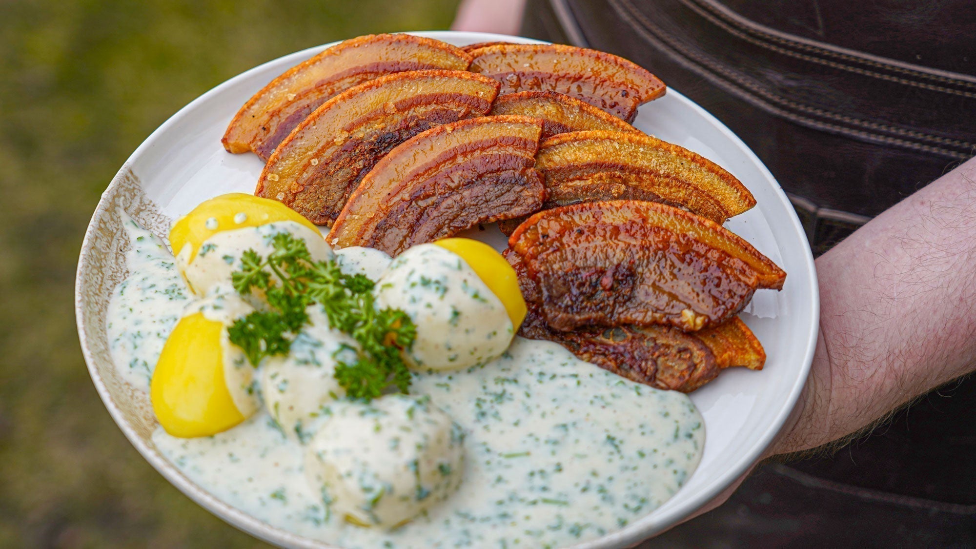 Klassisk stegt flæsk med persillesovs