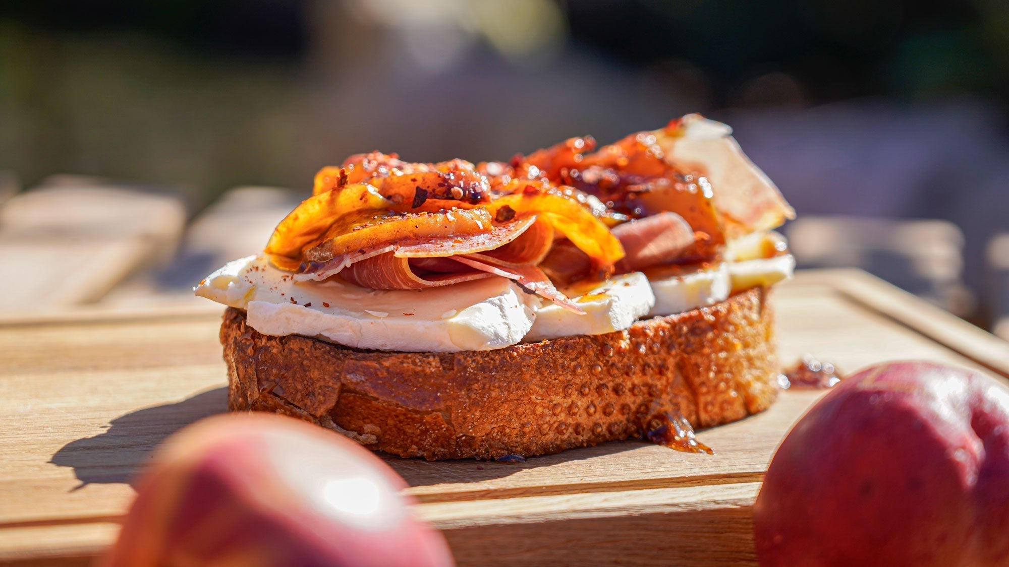 Stegt surdejsbrød med karamelliseret nektarin, brie & parmaskinke
