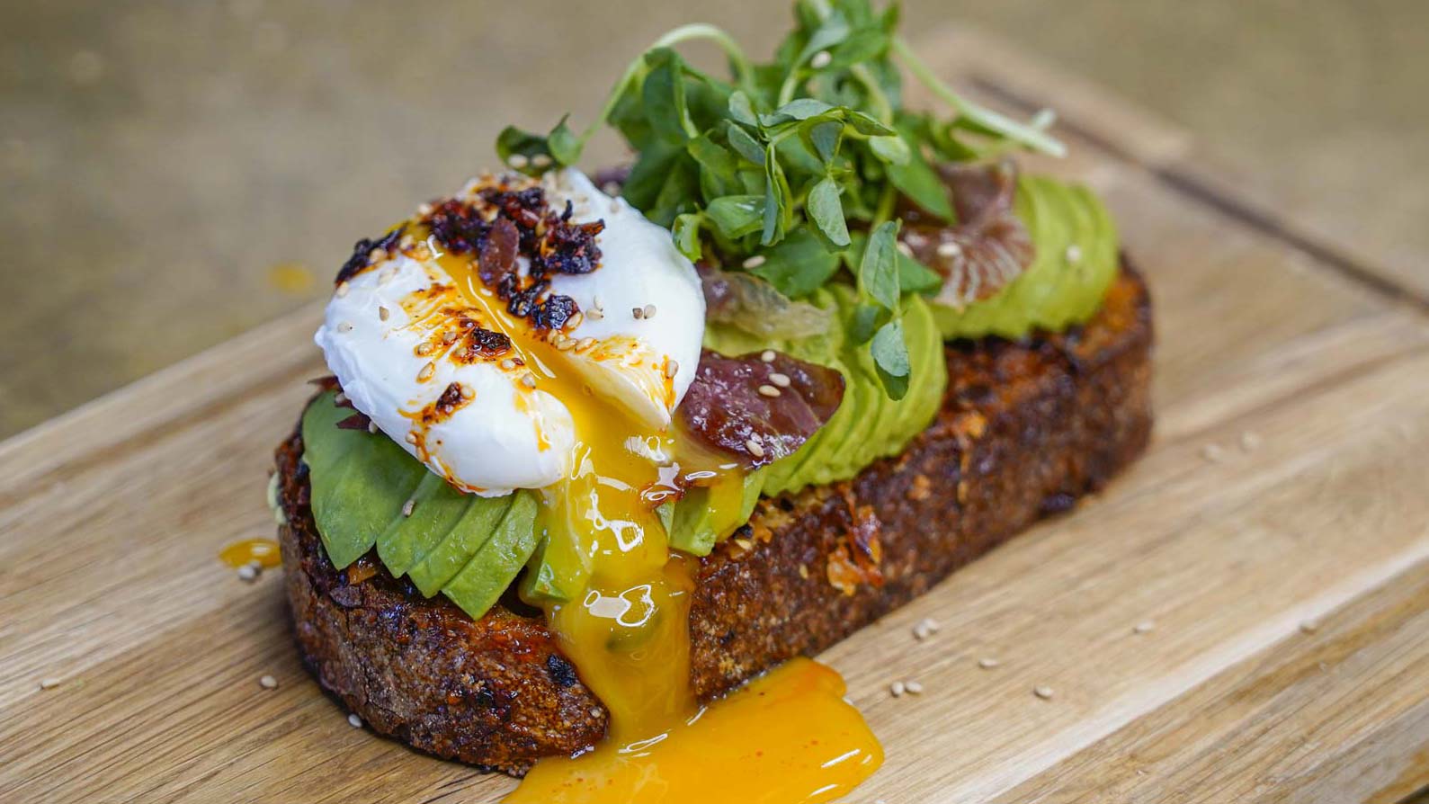 Stegt surdejsbrød med avocado & pocheret æg