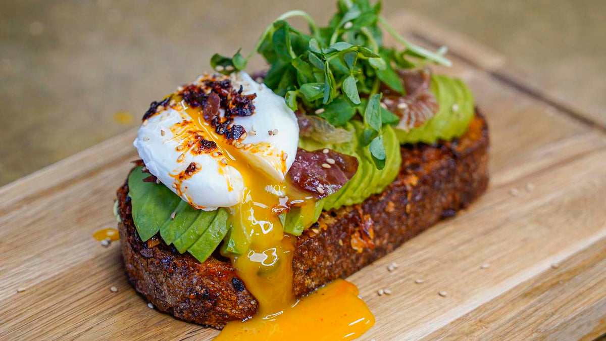 Stegt surdejsbrød med avocado & pocheret æg