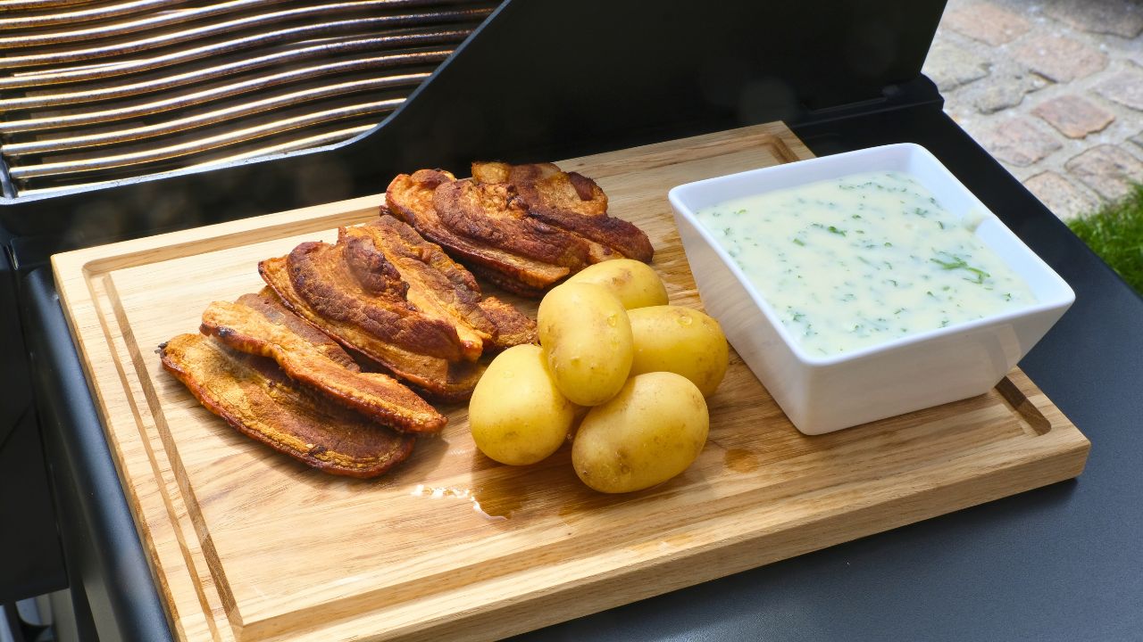 Stegt flæsk med persillesovs på grill