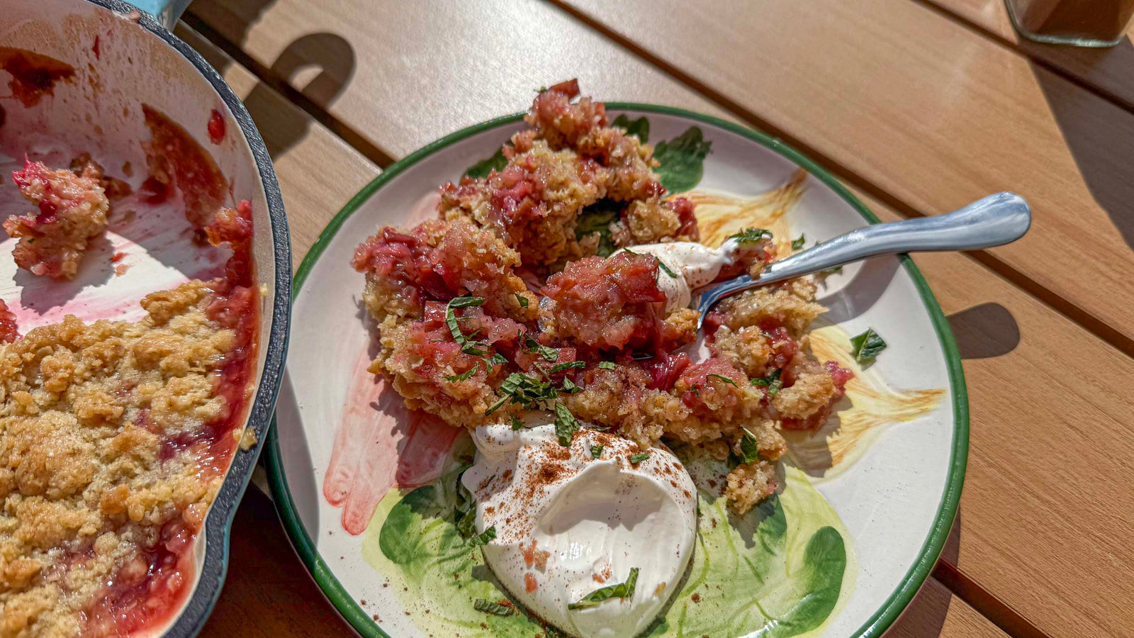 Sommer Crumble med frisk rabarber og mynte