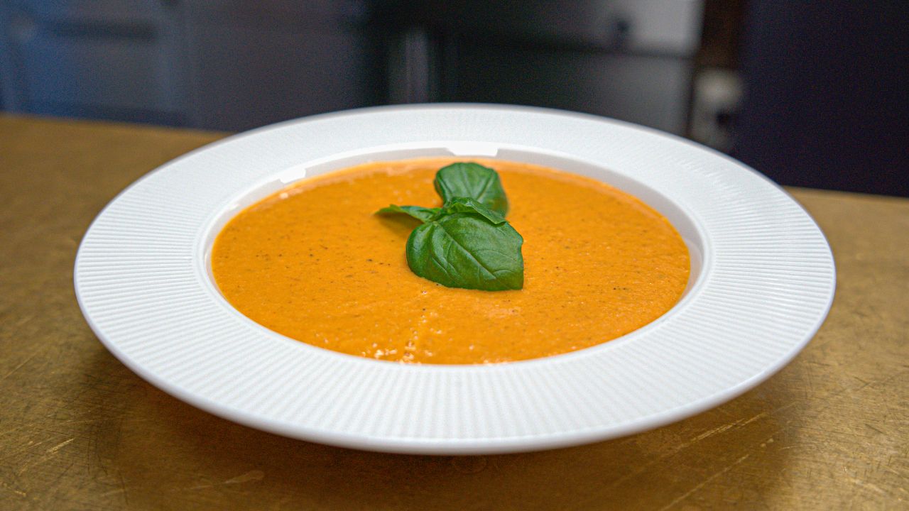 Cremet tomatsuppe med ovnbagte grøntsager & fløde