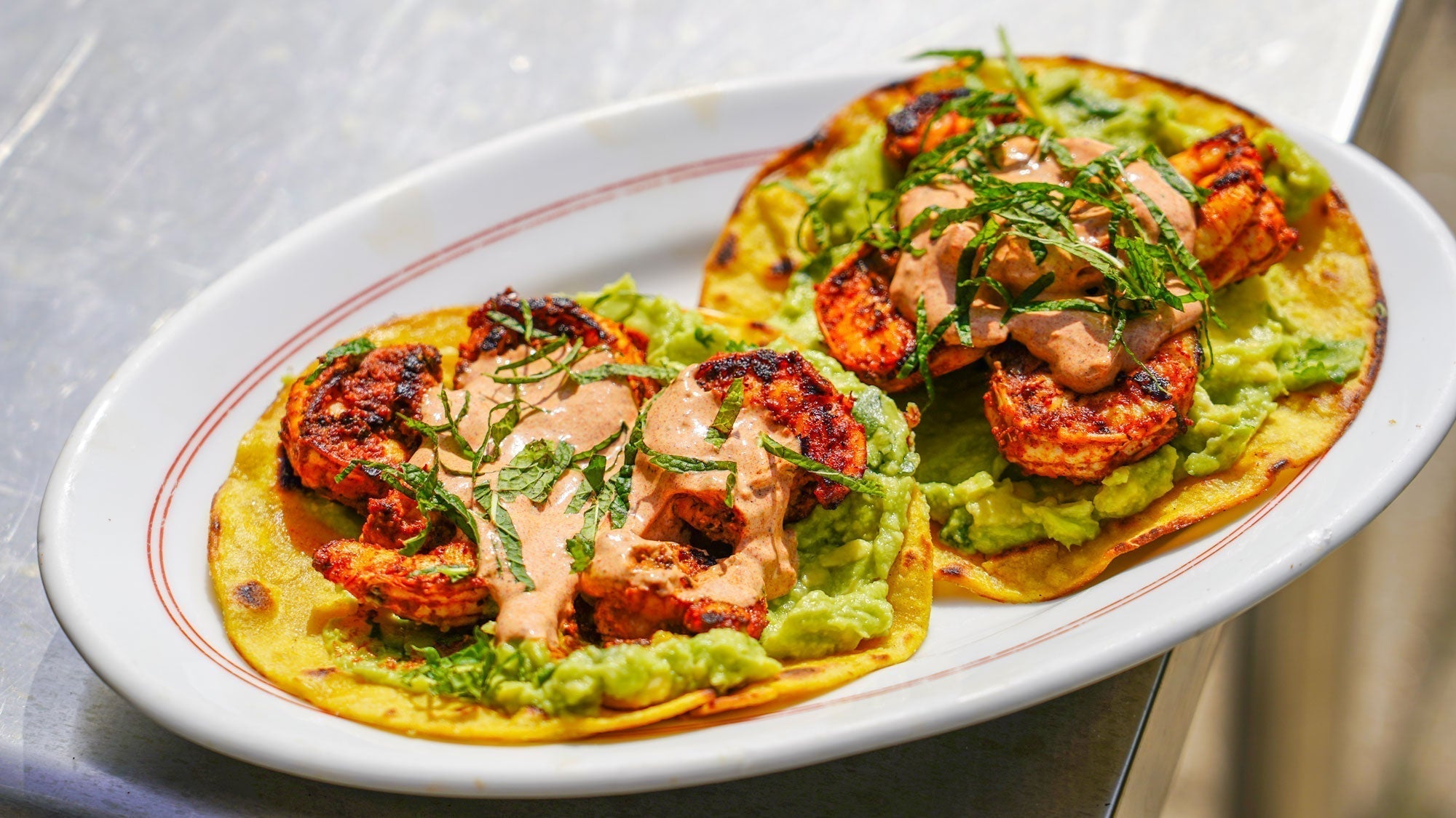 Tostadas med rejer, avocado og chipotledressing