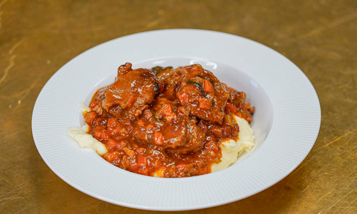 Rødvinsbraiserede svinekæber med cremet kartoffelmos