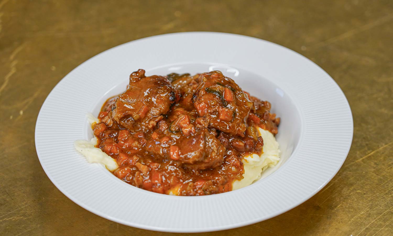 Rødvinsbraiserede svinekæber med cremet kartoffelmos