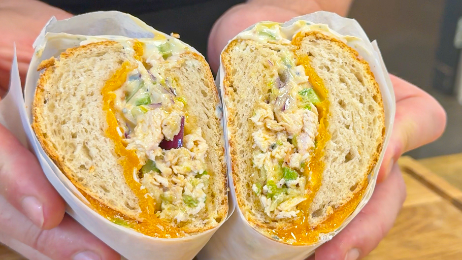 Chopped sandwich med kylling, blåskimmel & varm smør-Tobasco-sauce