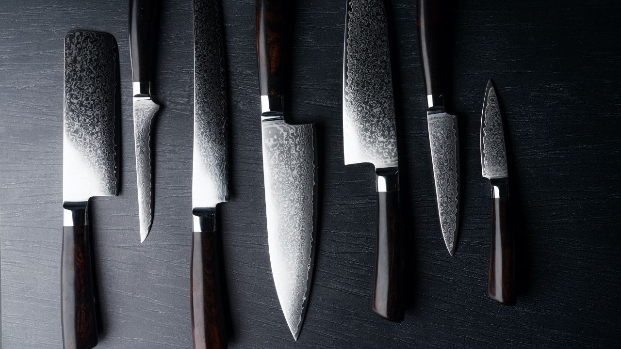 Damascus-kniv med karakteristisk bølgemønster og træskaft – Qookware