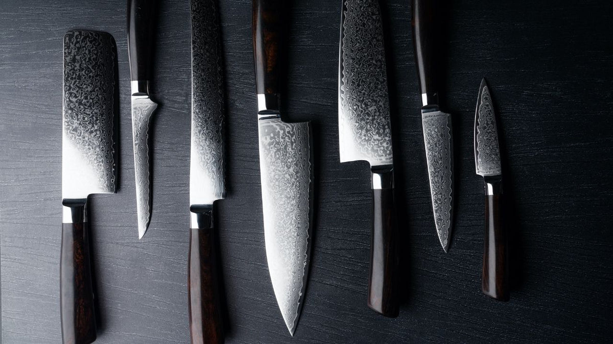 Damascus-kniv med karakteristisk bølgemønster og træskaft – Qookware