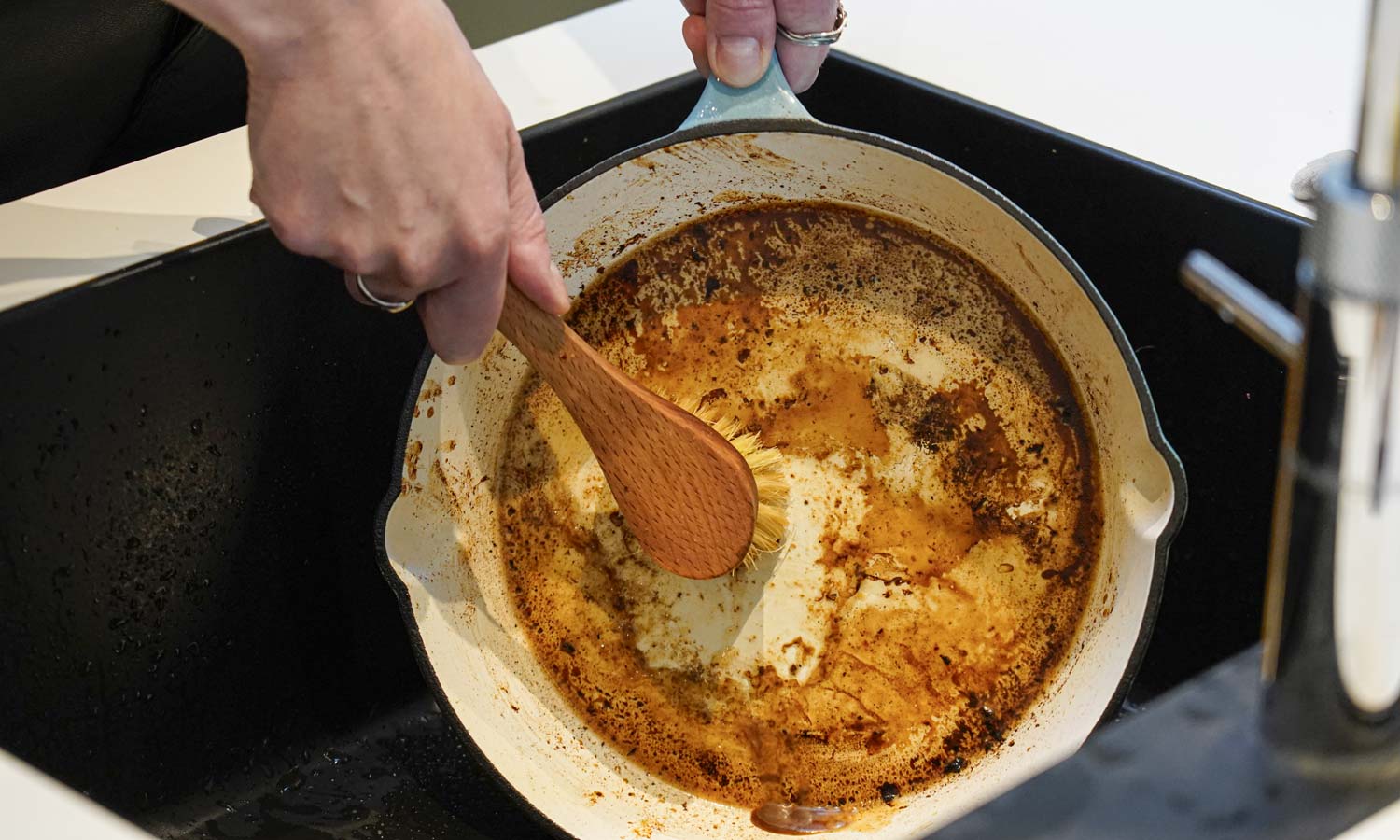 Rengøring af emaljeret støbejern