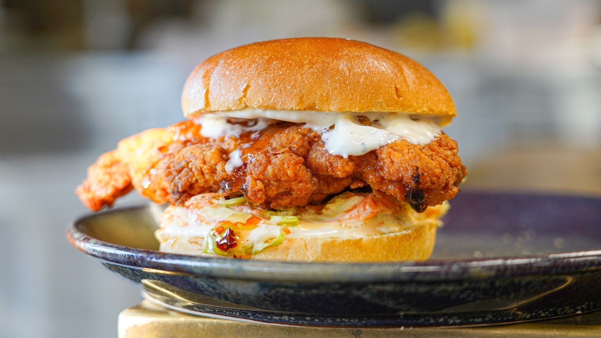Fried chicken burger med lime-mayo, cremet coleslaw & hot honey