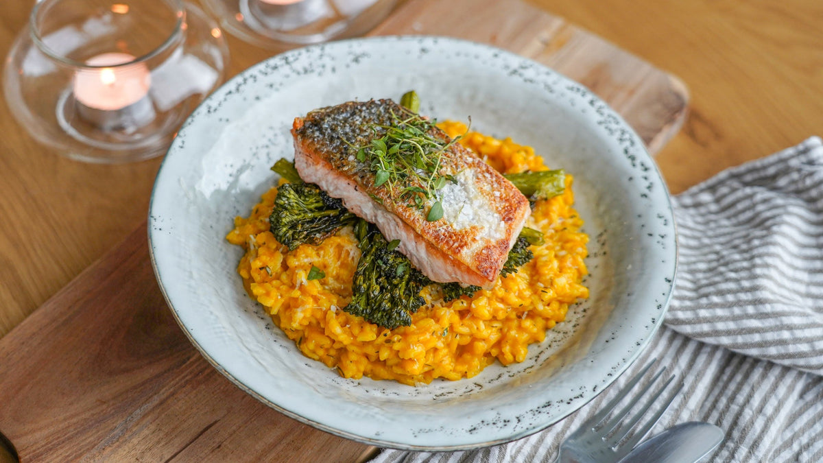 Græskarrisotto med sprødstegt laks og broccolini