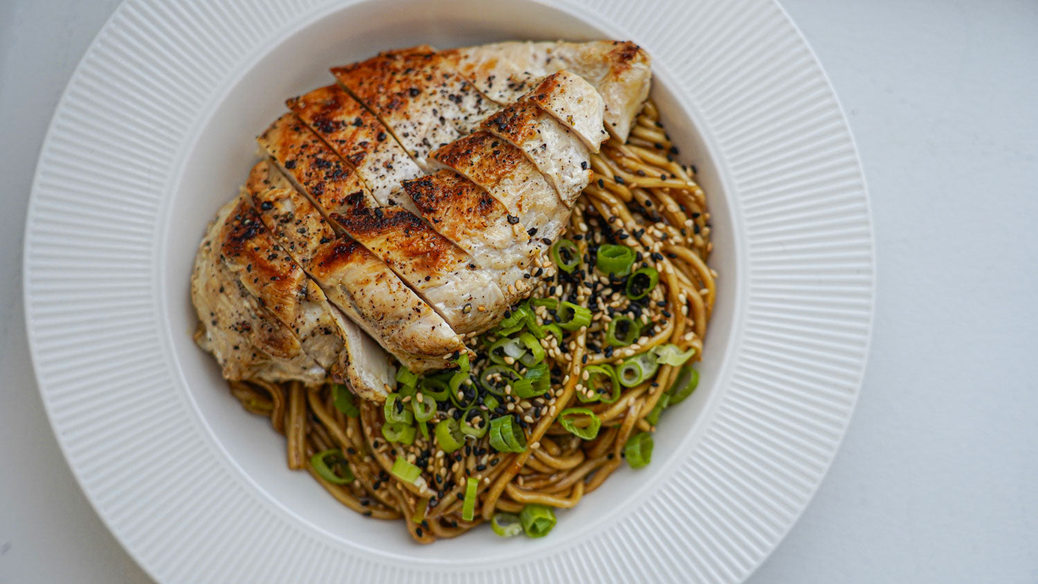 Hoisin-nudler med kylling, hvidløg & sesam