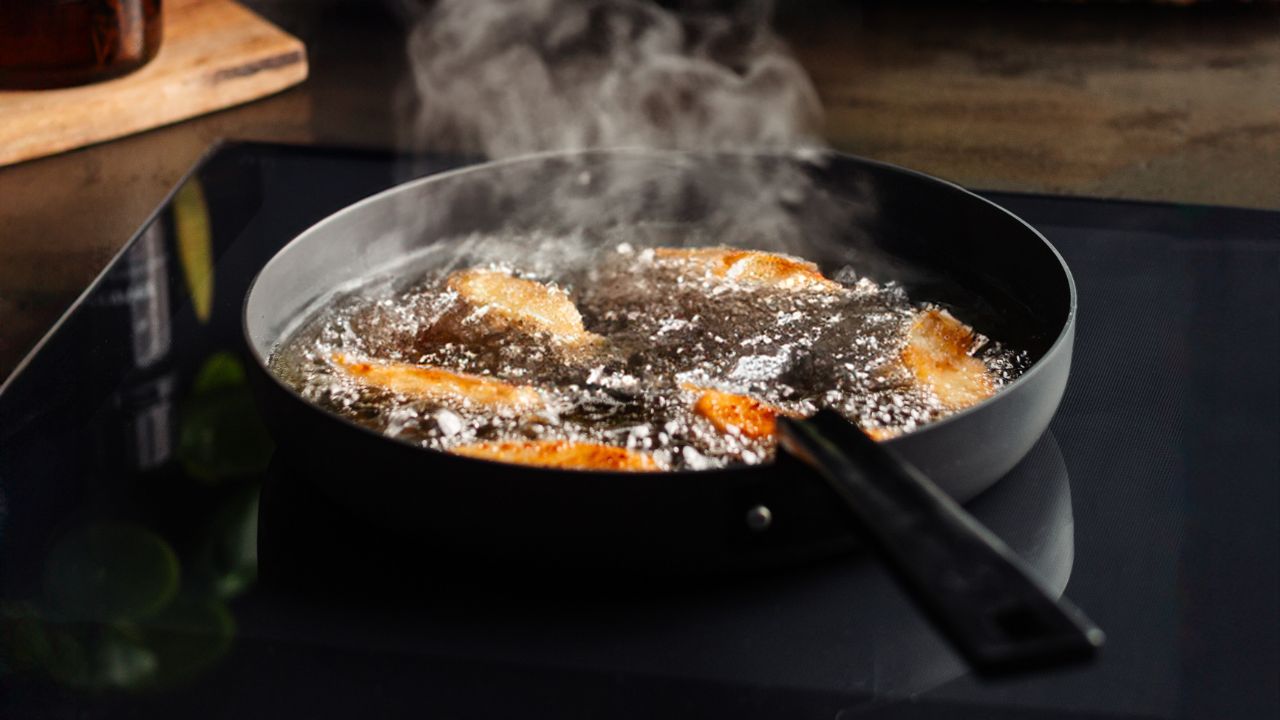 Trin-for-trin opbygning af naturlig non-stick belægning på en carbonstålpande med olie og varme