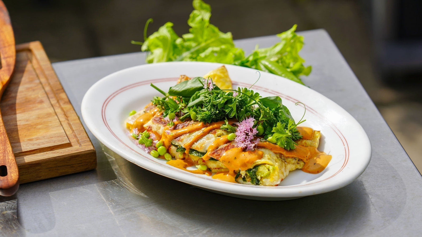 Kæmpe omelet med sprød halloumi, avocado, tomat og frisk salat