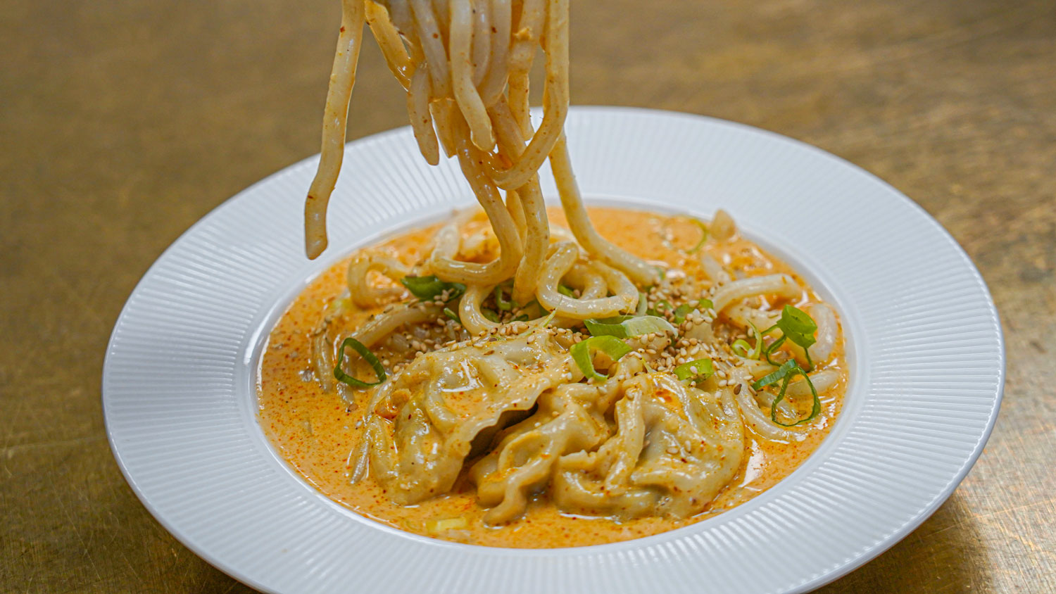 One Pot med rød karry, dumplings & udon nudler