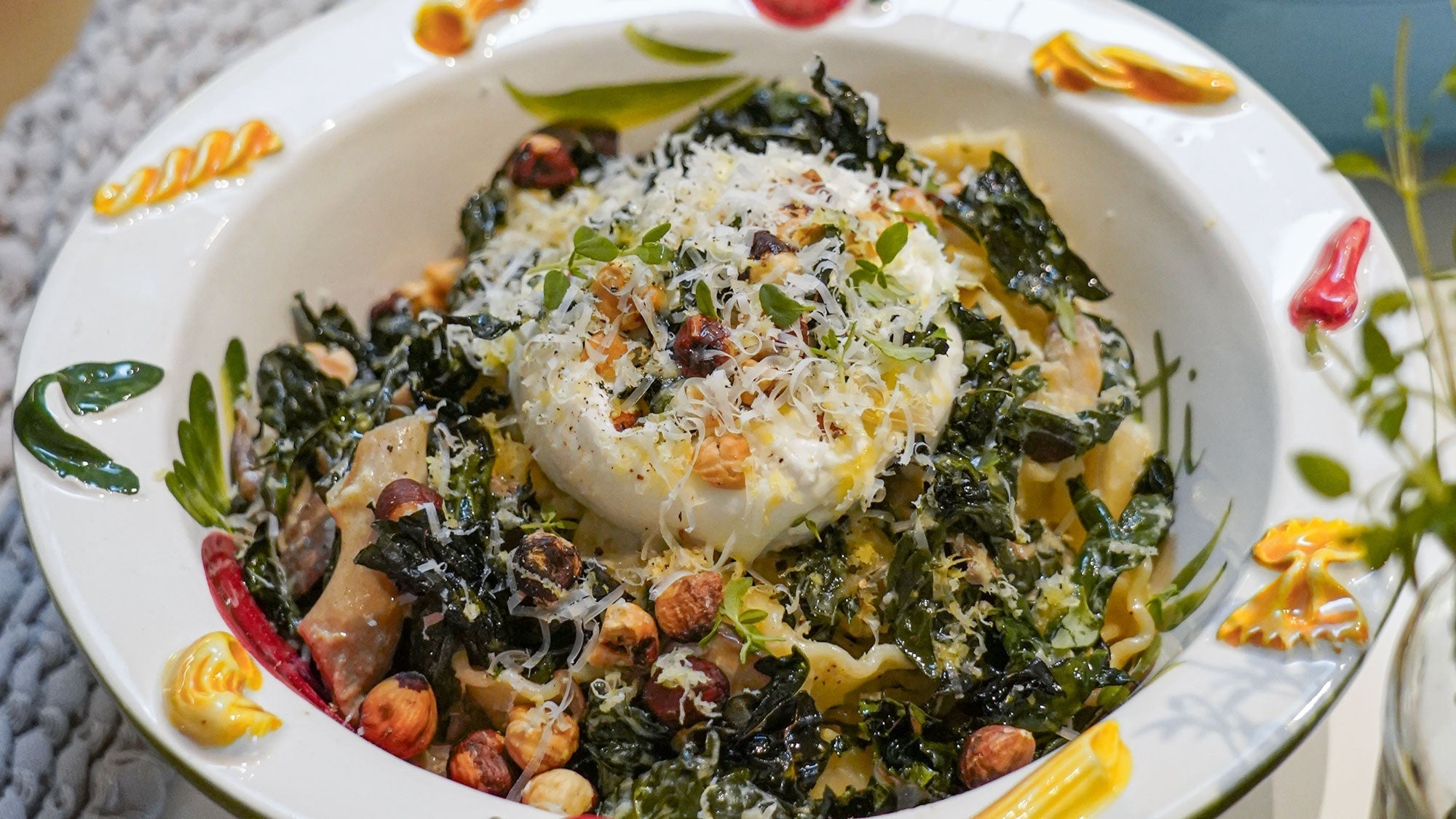 Pasta med svampe, palmekål, citron & burrata