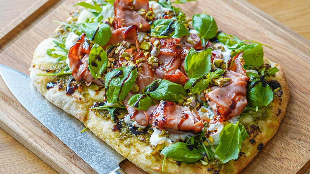 Sprød pinsa med honningstegt mortadella, burrata & pistacie