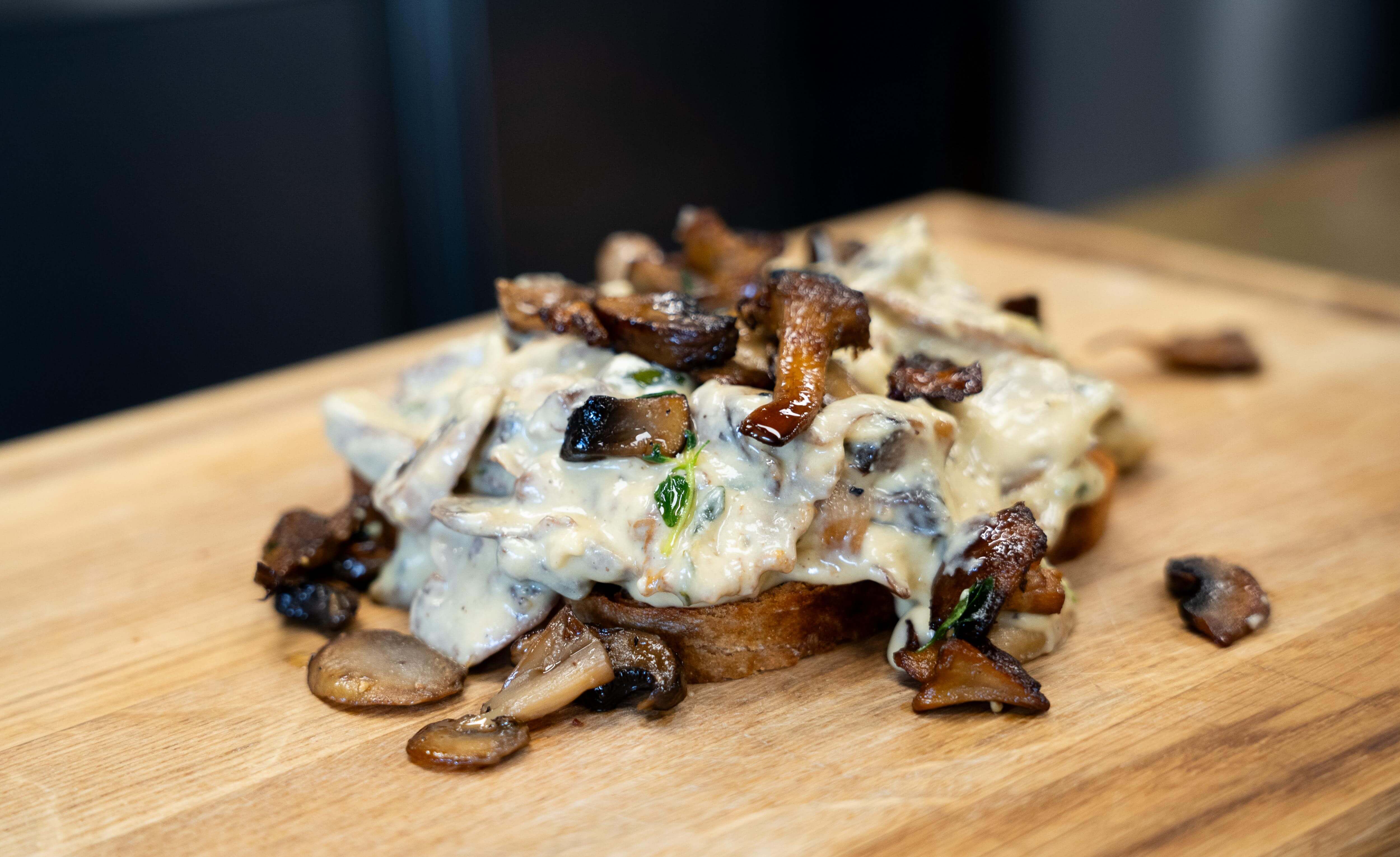 Cremet svampetoast med fløde og timian