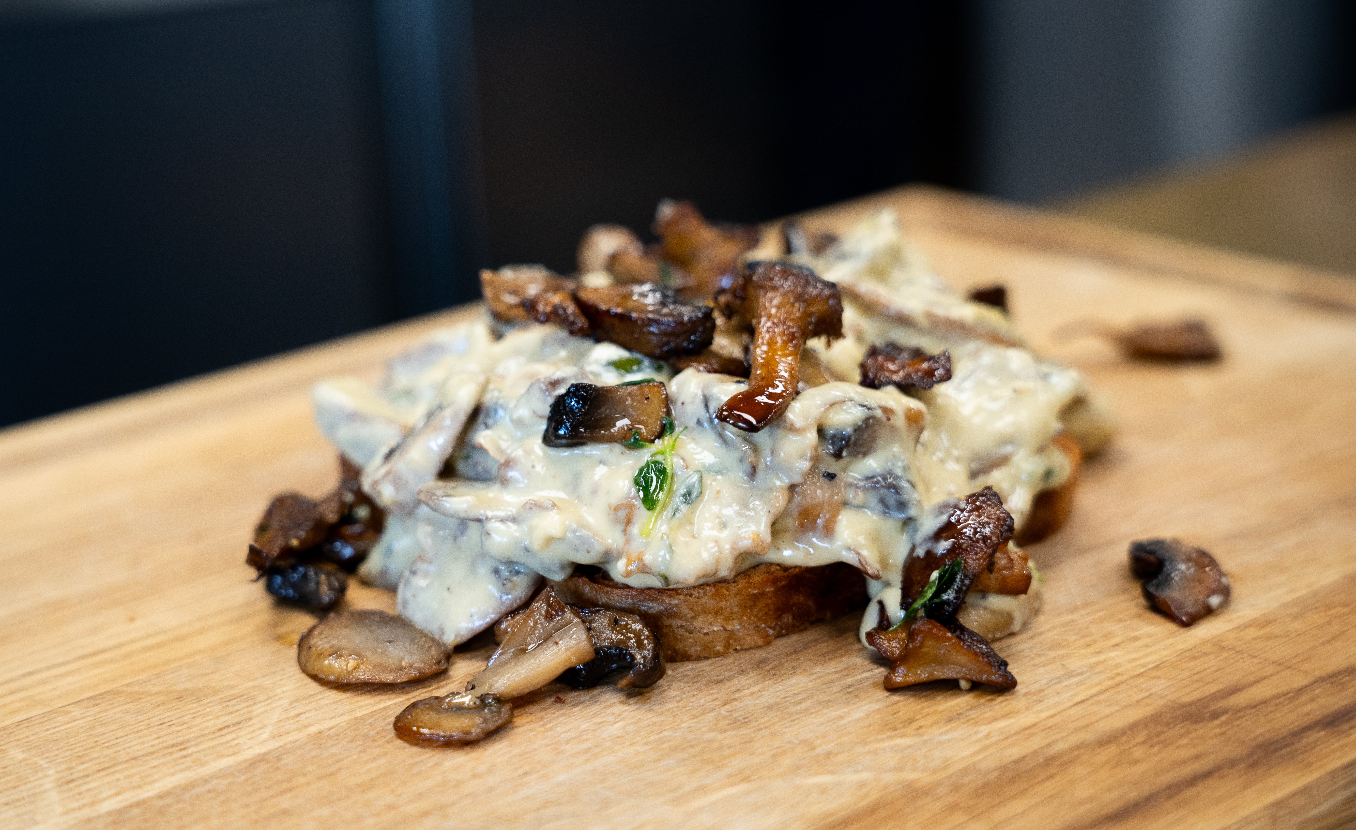 Cremet svampetoast med fløde og timian