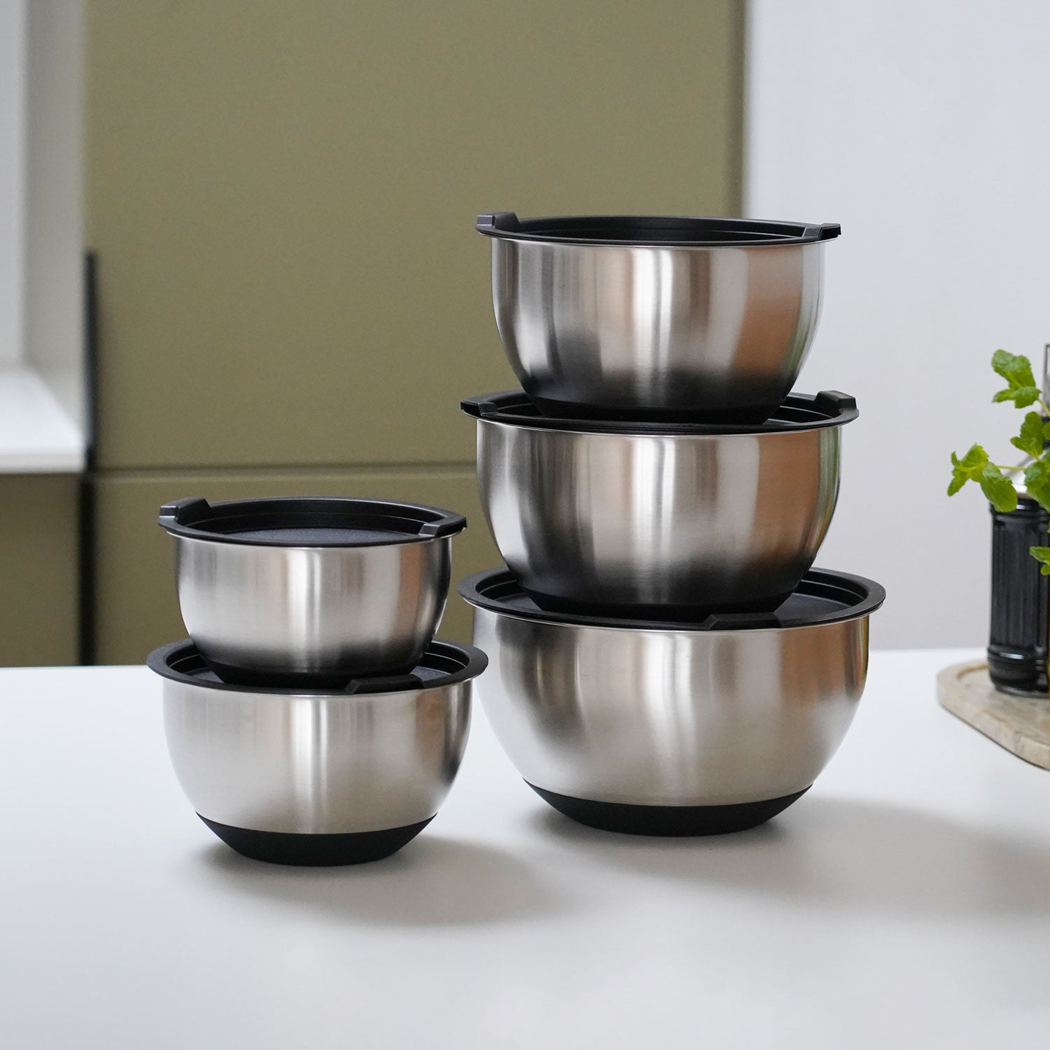 Skålesæt med låg på køkkenbord