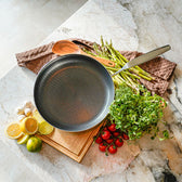 6-Ply Fusion Stegepande 28 Cm fra Qookware