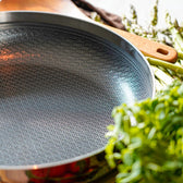 6-Ply Fusion Stegepande 28 Cm fra Qookware