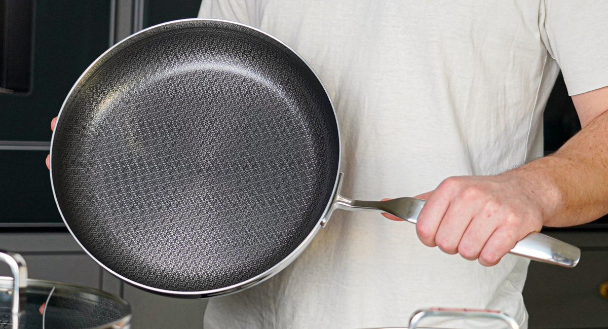 6-ply stegepande fremvises i køkkenmiljø