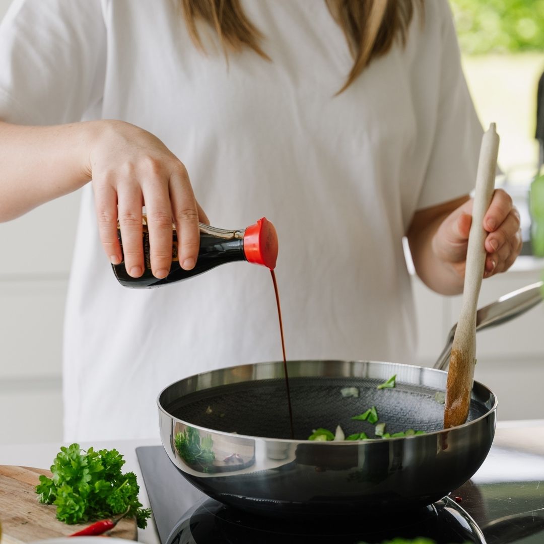 Wok-pande med soya på komfur