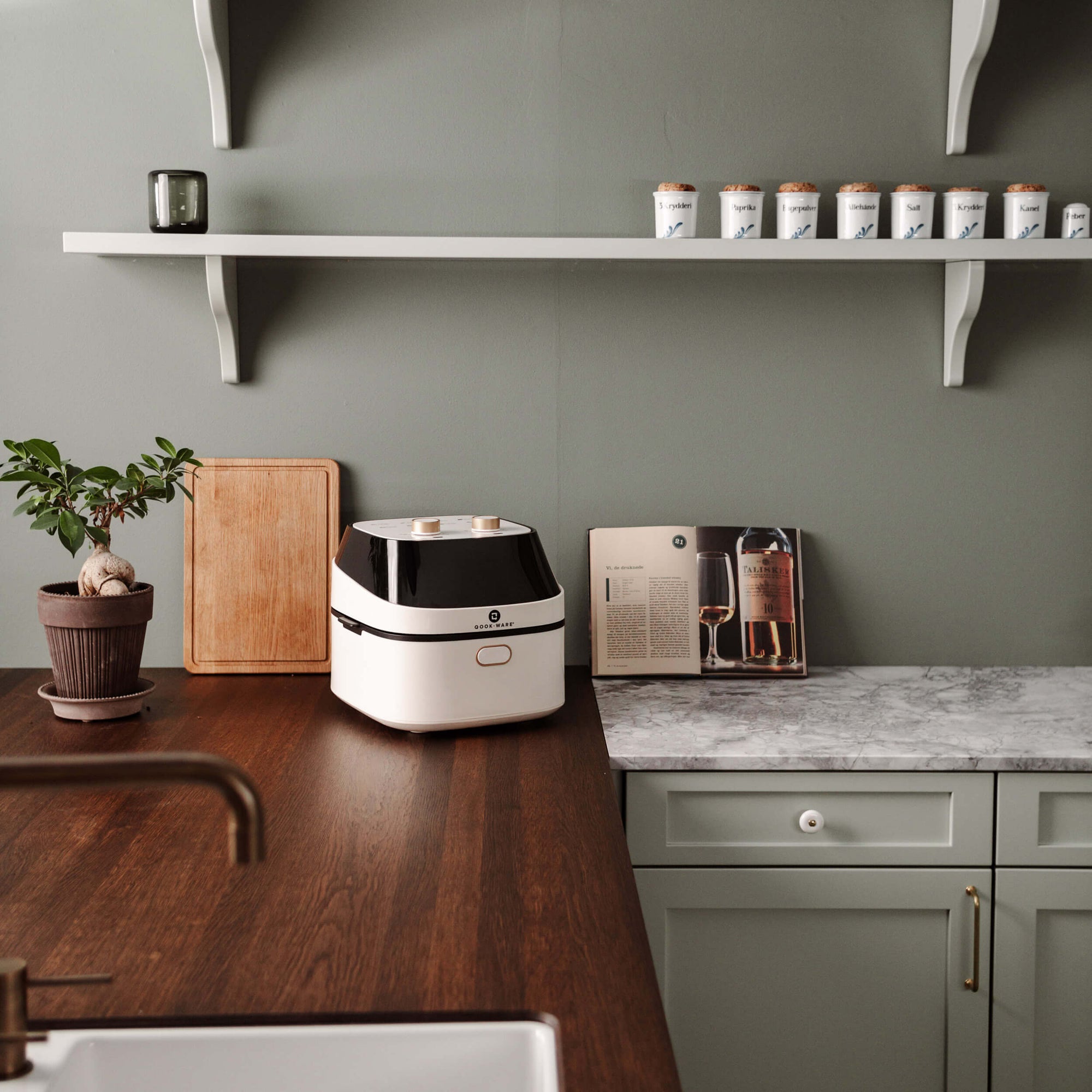 Airfryer på køkkenbord