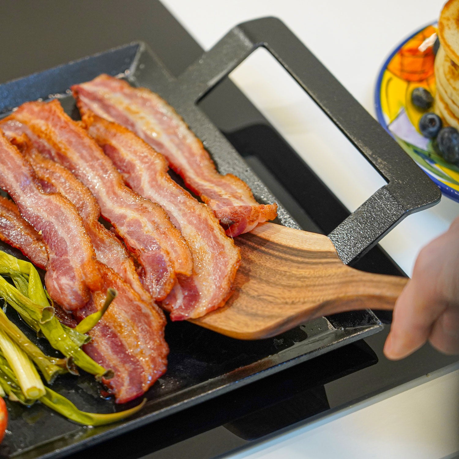 Bacon stegt på stegeplade i carbonstål