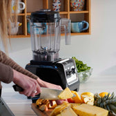 Frugt på køkkenbord med Qookware blender i baggrunden