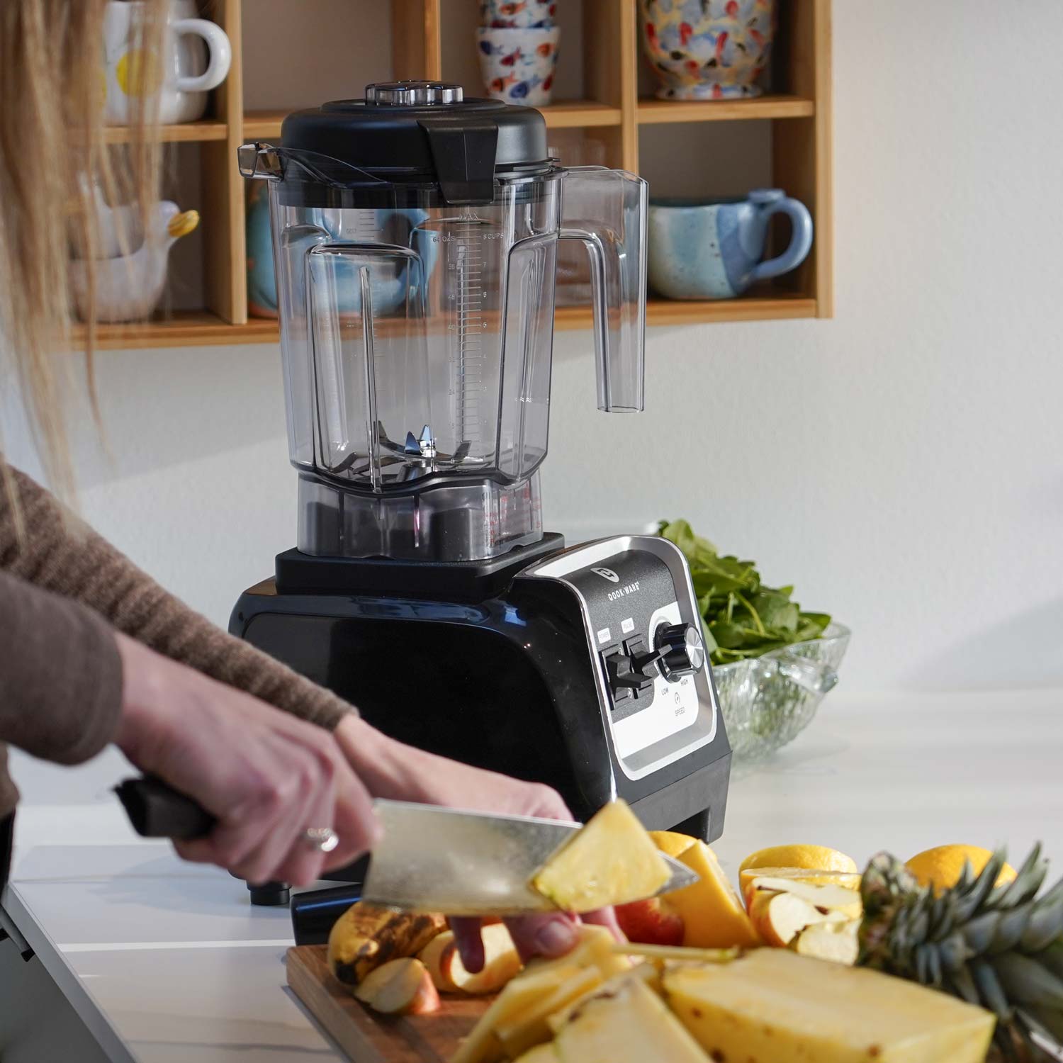 Frugt på køkkenbord med Qookware blender i baggrunden