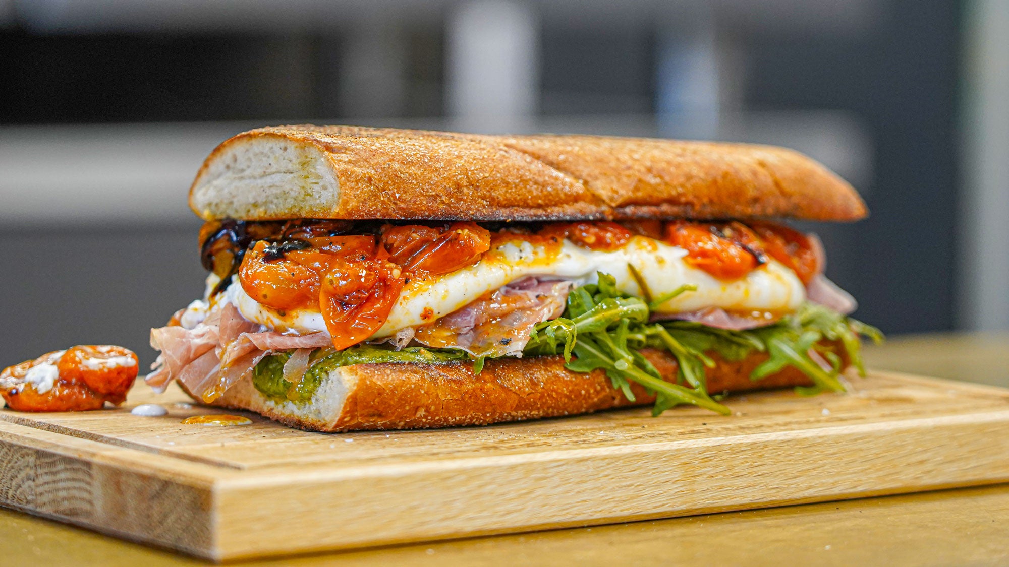 Burrta caprese sandwich anrettet på skærebræt