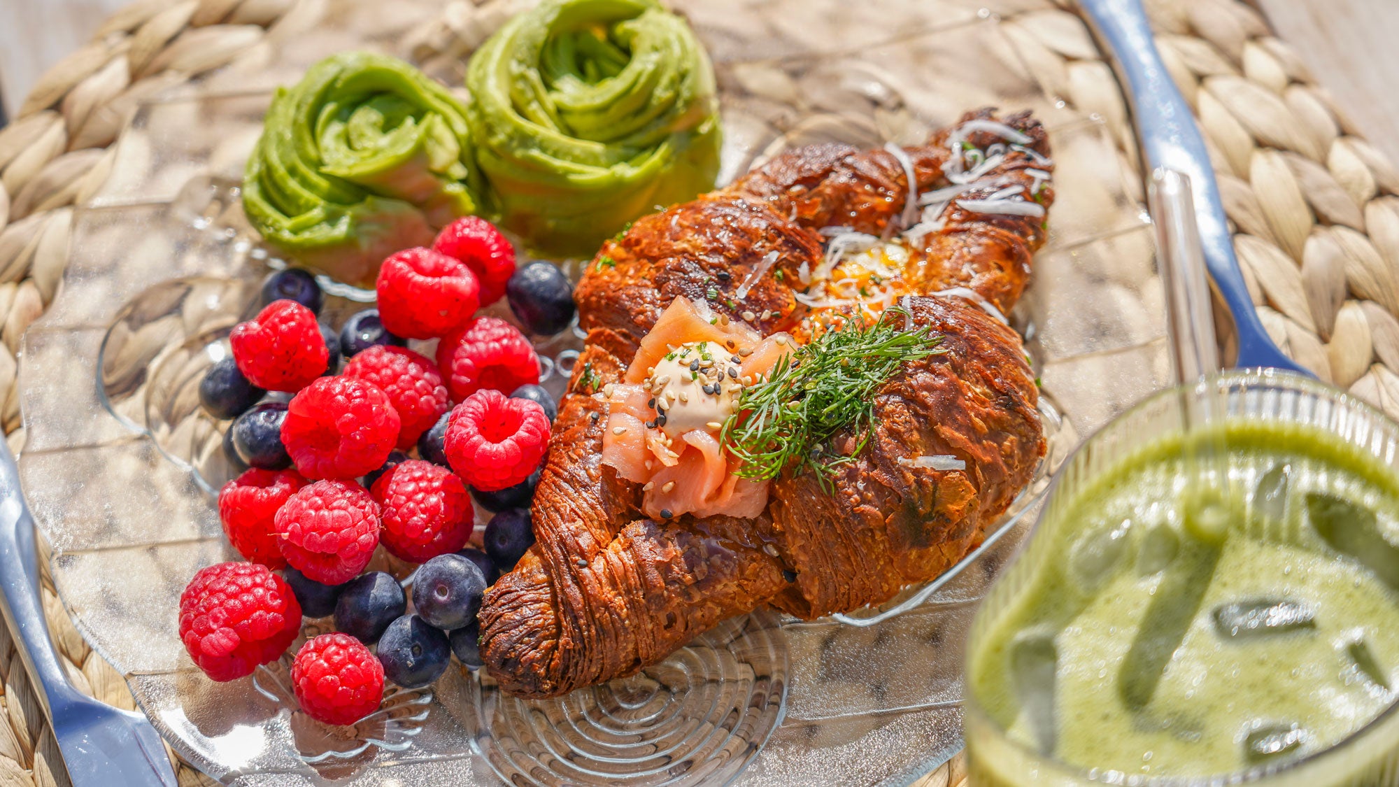 Croissanter-med-bagt-aeg_-ost-og-koldroeget-laks